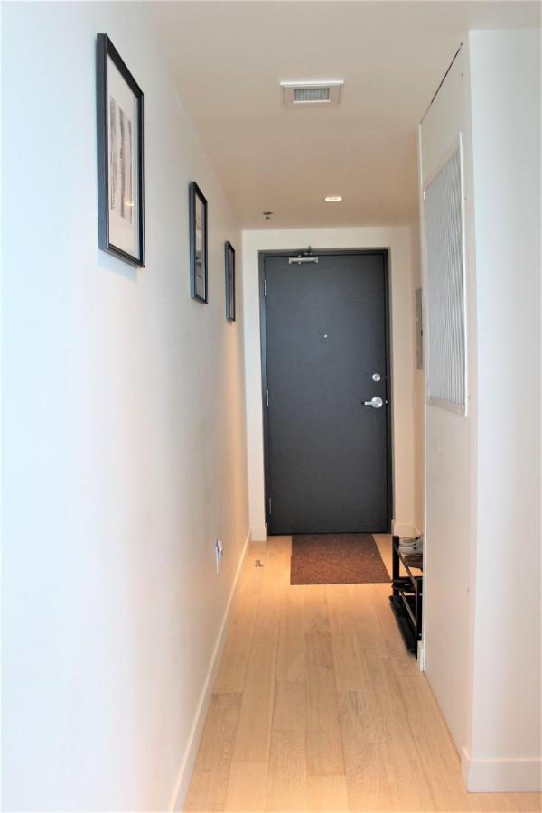 Luxury Skyline Condo In Downtown Free 24/7 Parking 温尼伯 外观 照片