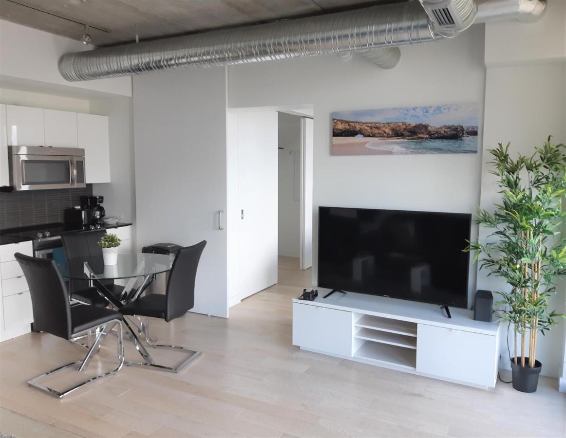 Luxury Skyline Condo In Downtown Free 24/7 Parking 温尼伯 外观 照片