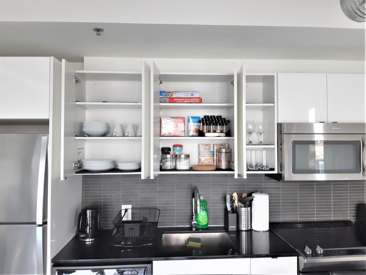 Luxury Skyline Condo In Downtown Free 24/7 Parking 温尼伯 外观 照片