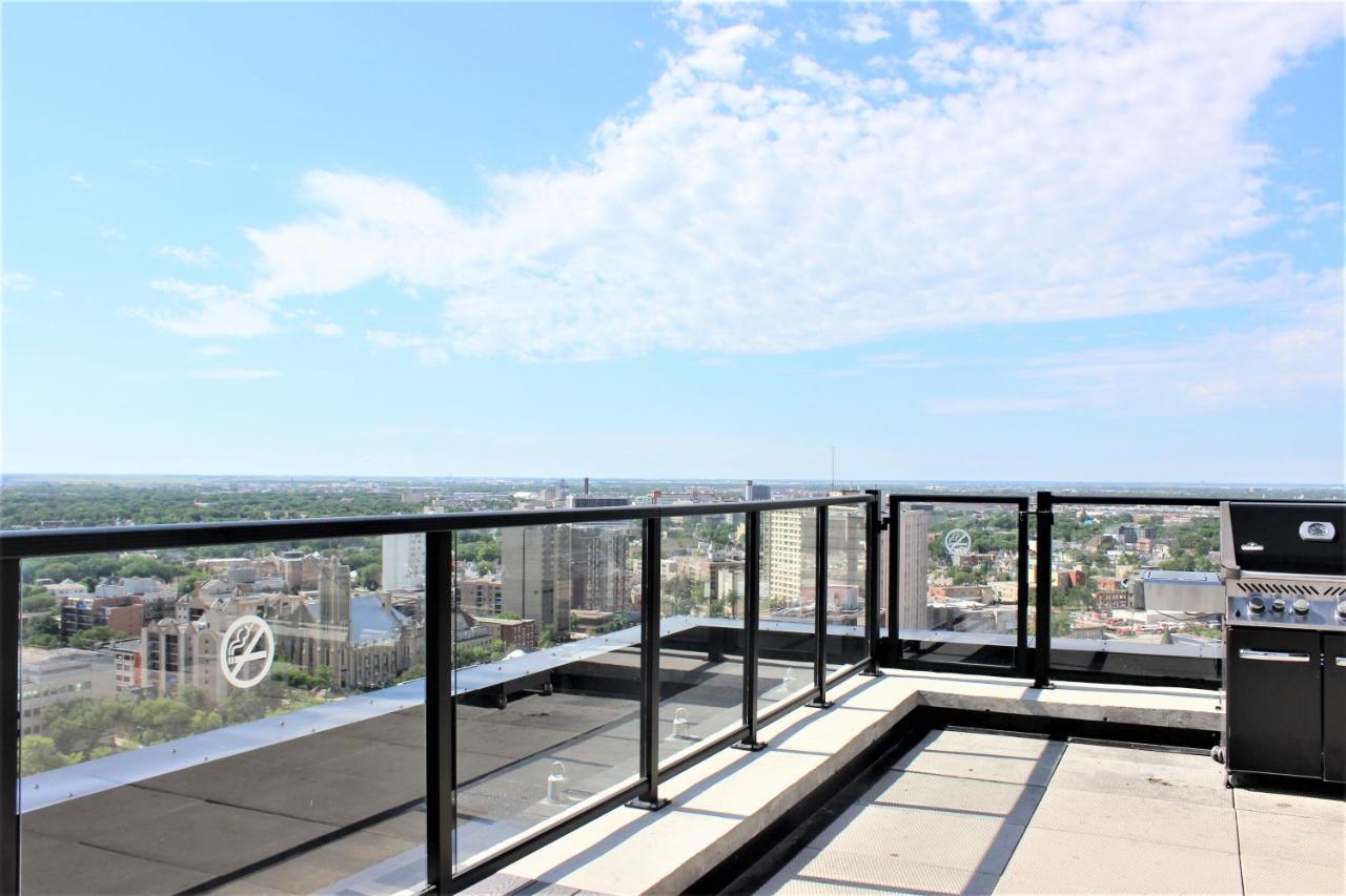 Luxury Skyline Condo In Downtown Free 24/7 Parking 温尼伯 外观 照片