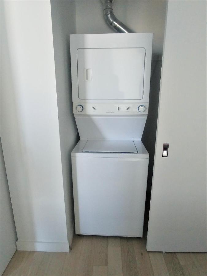 Luxury Skyline Condo In Downtown Free 24/7 Parking 温尼伯 外观 照片